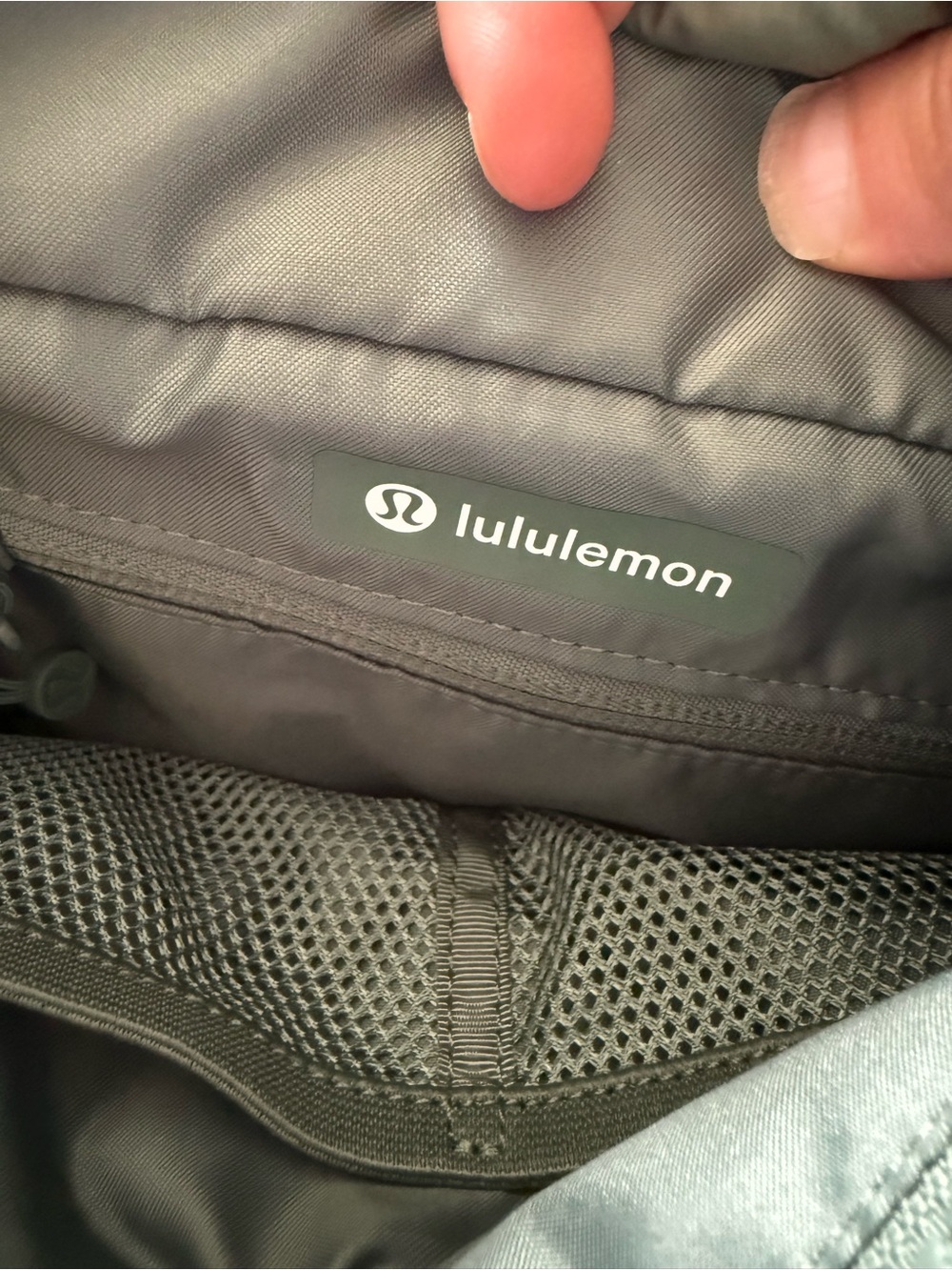 lululemon athletica Quilted Grid Tote Bag Mini 5L - Grey Eucalyptus - Picture 6 of 7